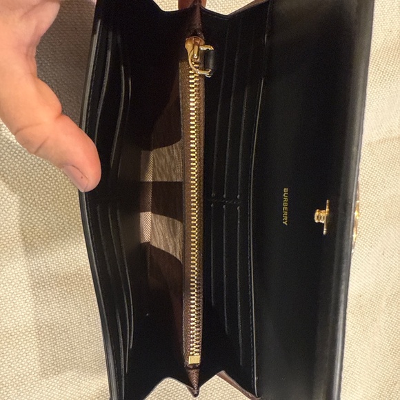 BRAND NEW, NEVER USED! Burberry Check Continental Wallet - Picture 4 of 11